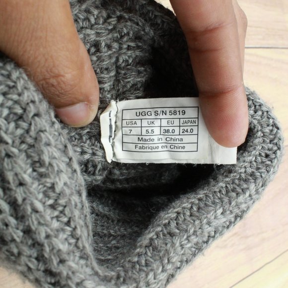 UGG Classic Cardy Gray Wool Big Button Sweater Knit  Boots Size 7 - Picture 9 of 11